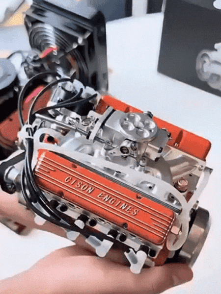 Az új V8 motor dekorációs darab